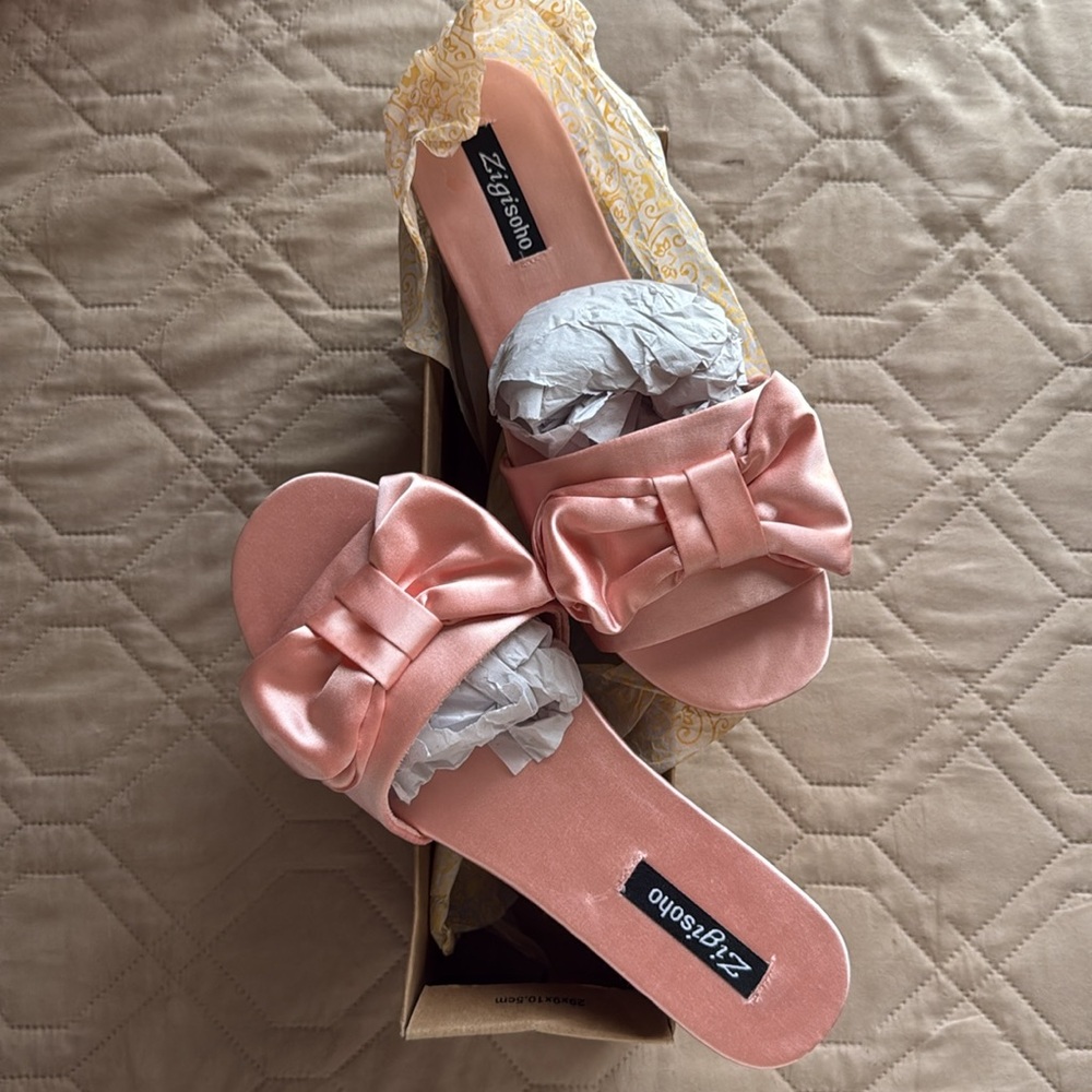 NWB Zigi Soho Pink/Peach Satin Bow Sandals